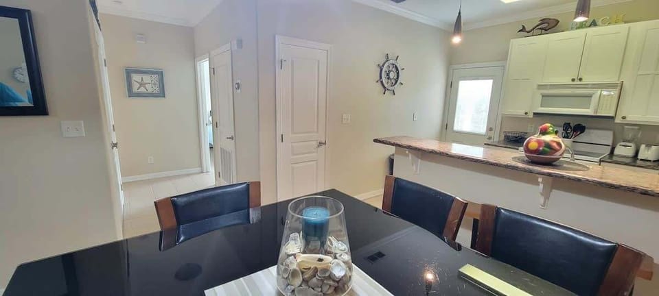 Apartment, 2 Bedrooms | Dining