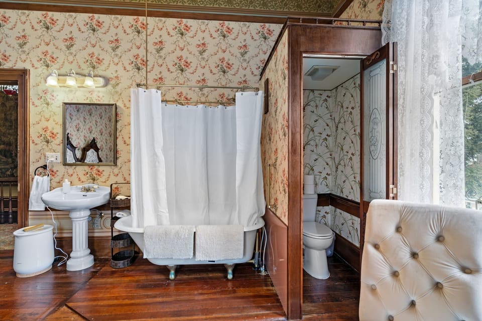 Classic Suite, 1 Bedroom | Bathroom | Hair dryer, towels