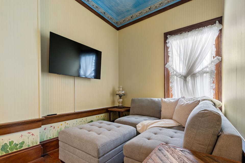 Family Suite | Living area | 50-inch flat-screen TV with digital channels, Netflix