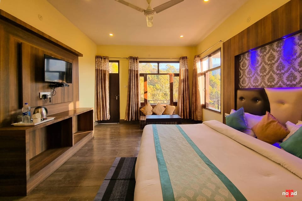 Deluxe Room | Iron/ironing board, free WiFi, bed sheets