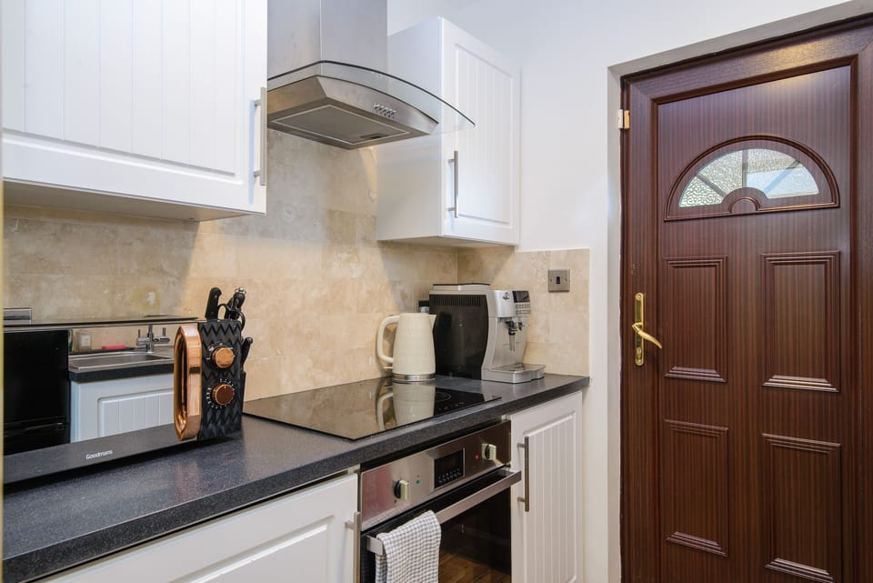 Cabin | Private kitchen | Fridge, microwave, oven, stovetop