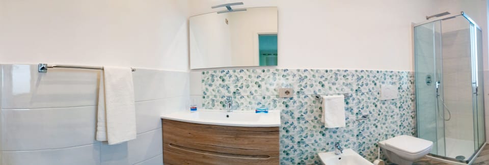 Traditional Double or Twin Room, Garden View | Bathroom | Shower, rainfall showerhead, free toiletries, hair dryer