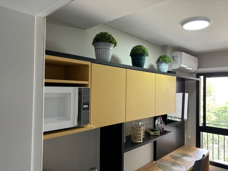 Business Studio | Private kitchen | Microwave, rice cooker, toaster oven, cookware/dishes/utensils