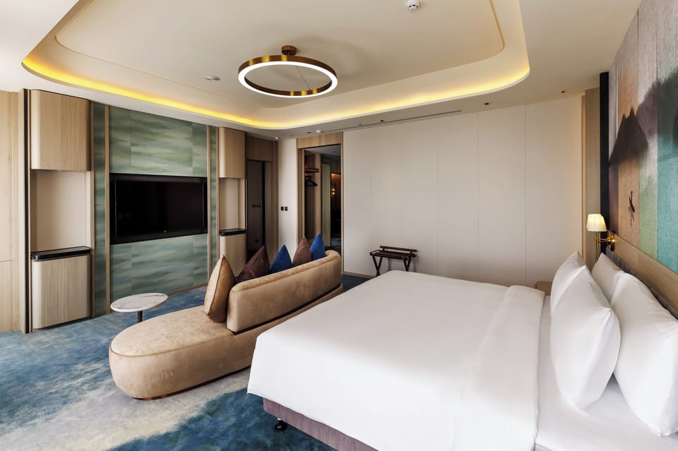 Presidential Suite | Hypo-allergenic bedding, minibar, in-room safe, desk