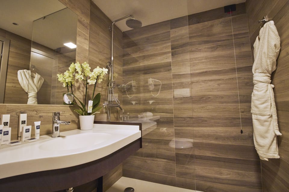 Combined shower/tub, eco-friendly toiletries, hair dryer, towels