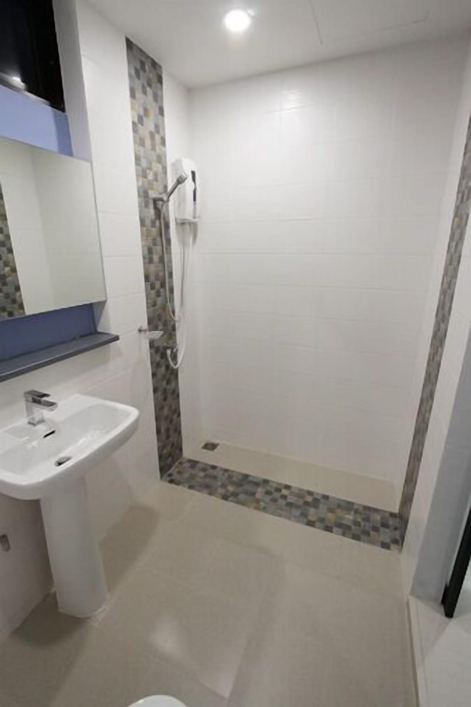 Shower, free toiletries, bidet, towels