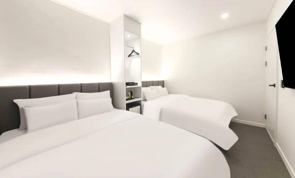 Family Room | Hypo-allergenic bedding, memory foam beds, desk, free WiFi