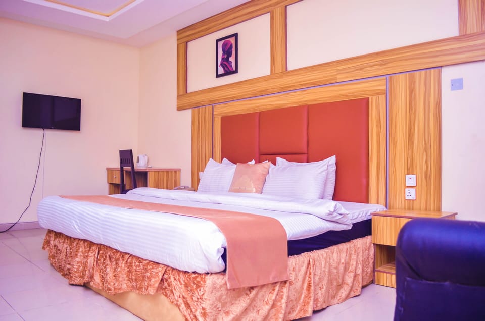 Premium bedding, WiFi (free), bed sheets
