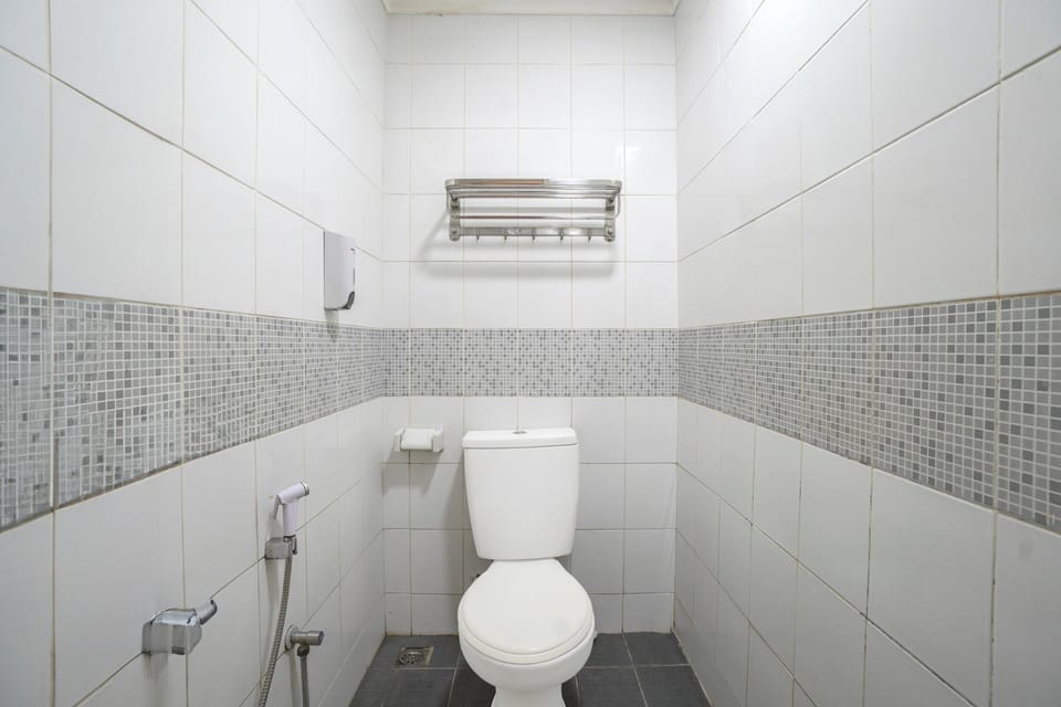 Deluxe Double Room | Bathroom | Shower, towels, soap, shampoo