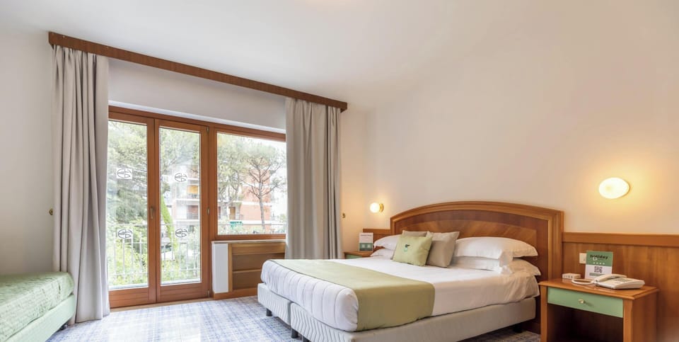 Comfort Room | 1 bedroom, minibar, in-room safe, desk