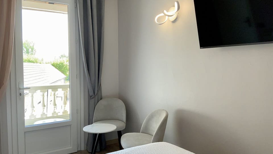 Executive Room | Living area | 109-cm flat-screen TV with satellite channels