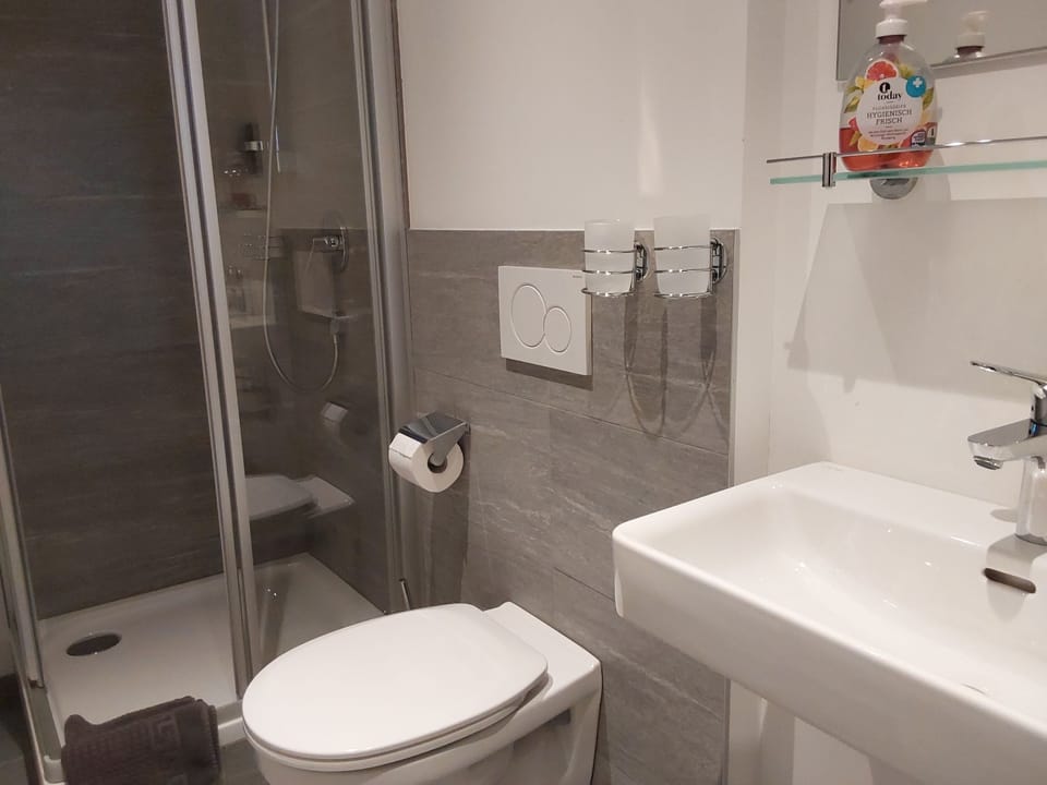 Classic Twin Room | Bathroom | Shower, hair dryer, towels, soap