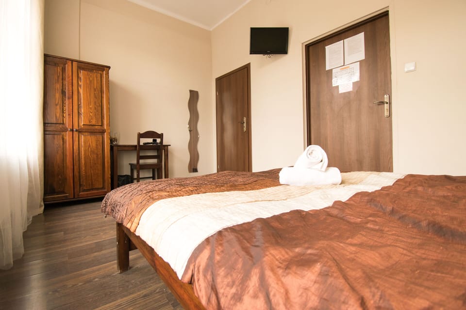Standard Double Room | Iron/ironing board (on request), WiFi (free), bed sheets