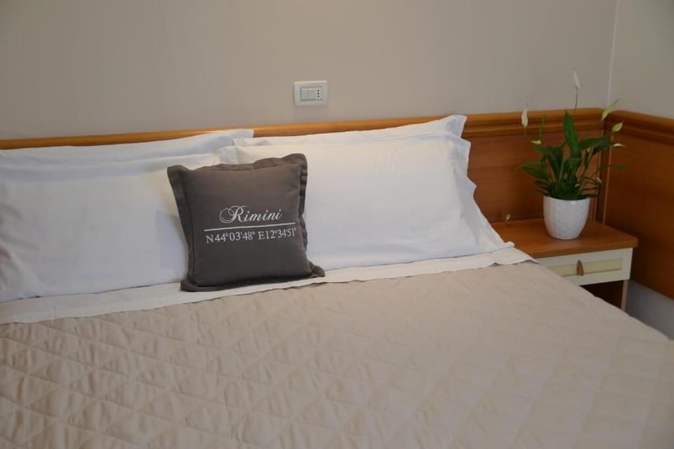 Economy Double or Twin Room | In-room safe, desk, iron/ironing board (on request), WiFi (free)