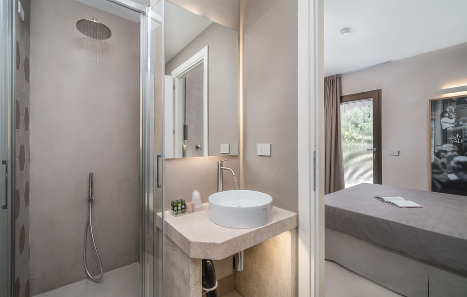 Deluxe Room | Bathroom | Free toiletries, hair dryer, bidet