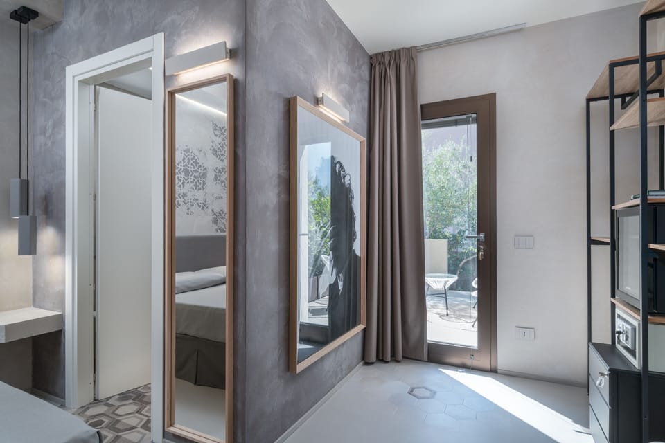 Deluxe Room | 1 bedroom, in-room safe, desk, soundproofing