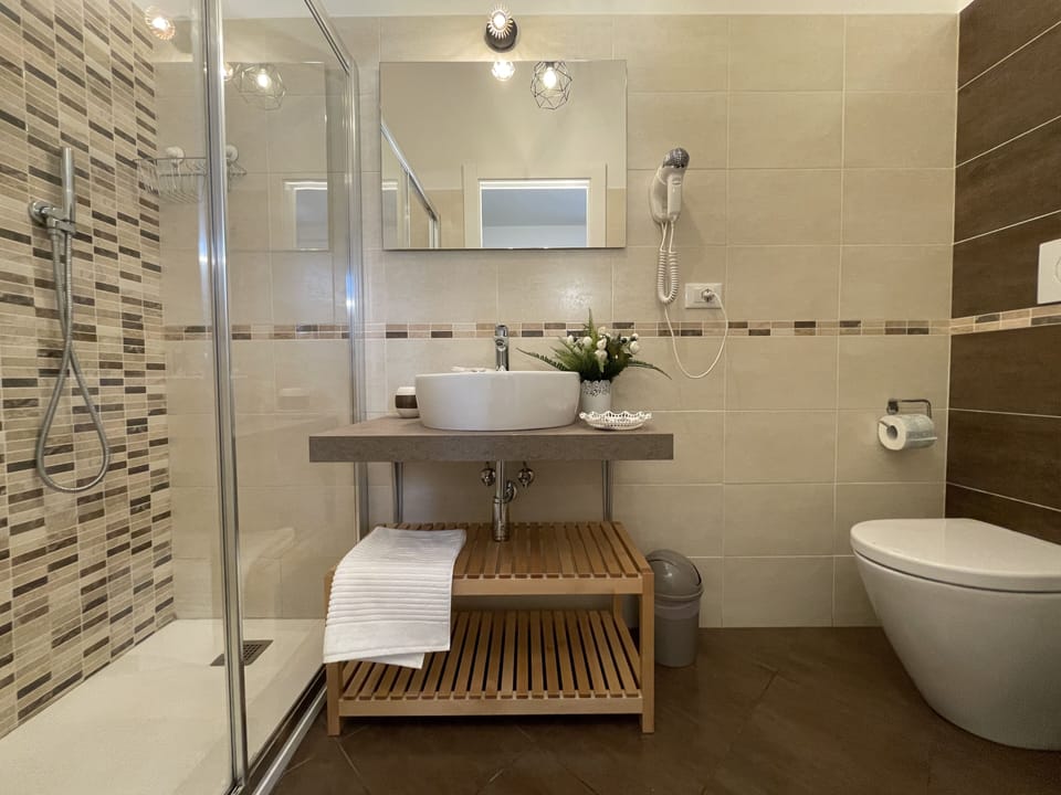 Shower, rainfall showerhead, free toiletries, hair dryer