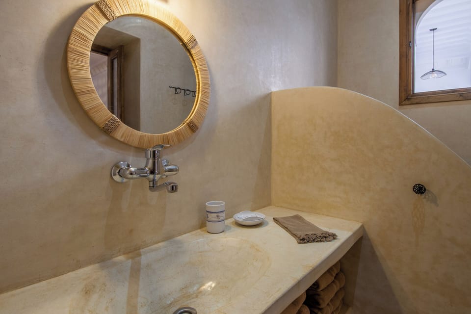 Junior Suite | Bathroom | Shower, hair dryer, towels, soap