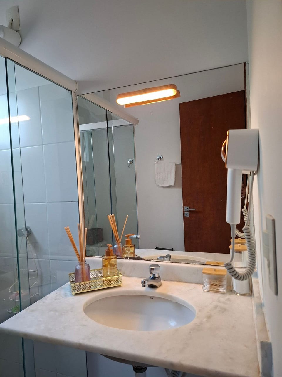 Suítes confortáveis entre Copacabana, Ipanema e Arpoador. | Bathroom | Hair dryer