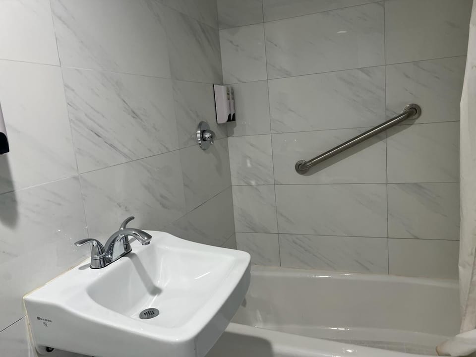 Basic Single Room | Bathroom | Towels