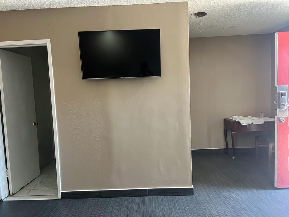 Family Double Room | Soundproofing, free WiFi, bed sheets