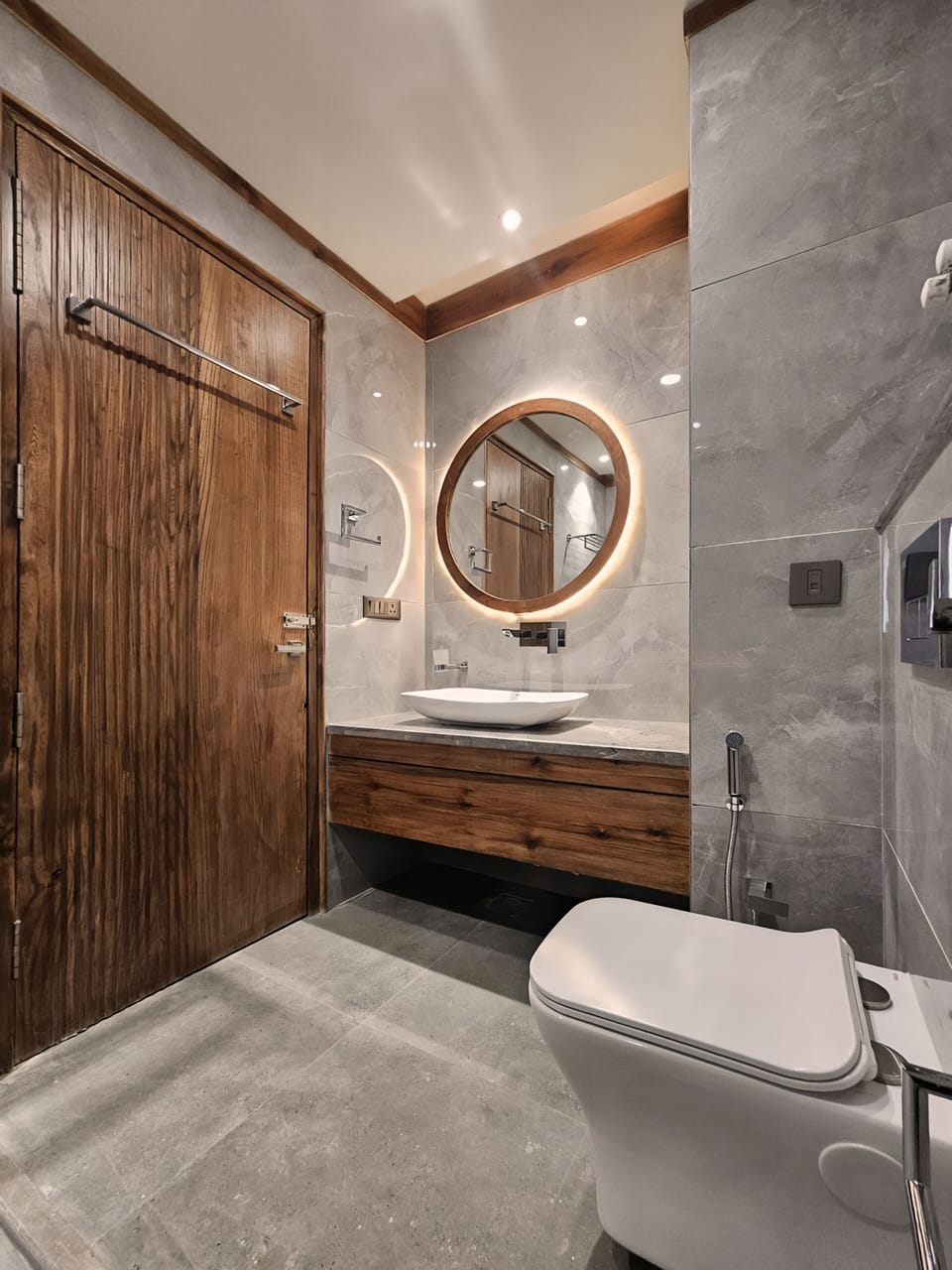 Deluxe Room With Balcony | Bathroom | Shower, free toiletries, hair dryer, slippers