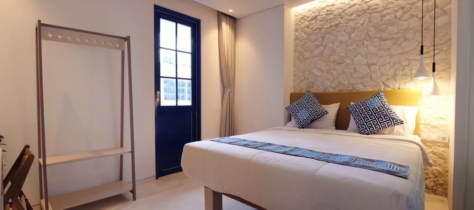 Standard Queen Room with balcony | Desk, free WiFi, bed sheets