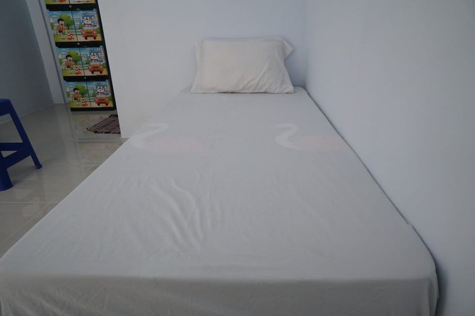 Basic Single Room | Free WiFi, bed sheets