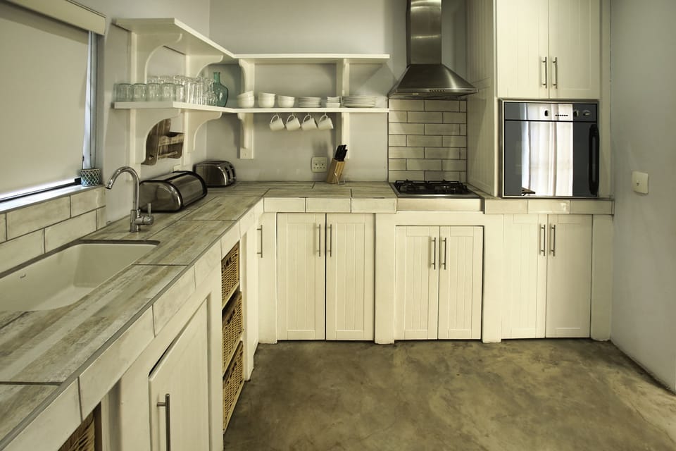 Comfort House | Private kitchen | Full-size fridge, microwave, oven, stovetop