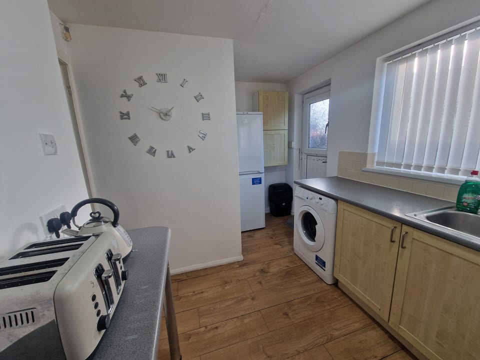 House | Private kitchen | Fridge, microwave, oven, stovetop