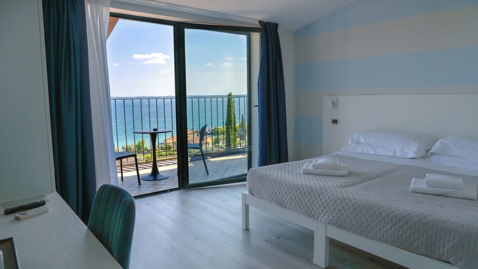 Panoramic Room, Lake View | In-room safe, desk, blackout drapes, free WiFi