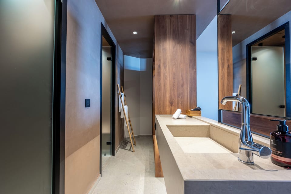 Deluxe Suite | Minibar, in-room safe, laptop workspace, blackout drapes