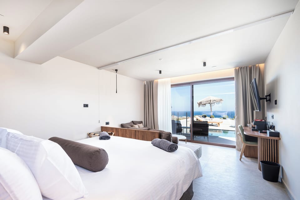 Deluxe Suite | Minibar, in-room safe, laptop workspace, blackout drapes