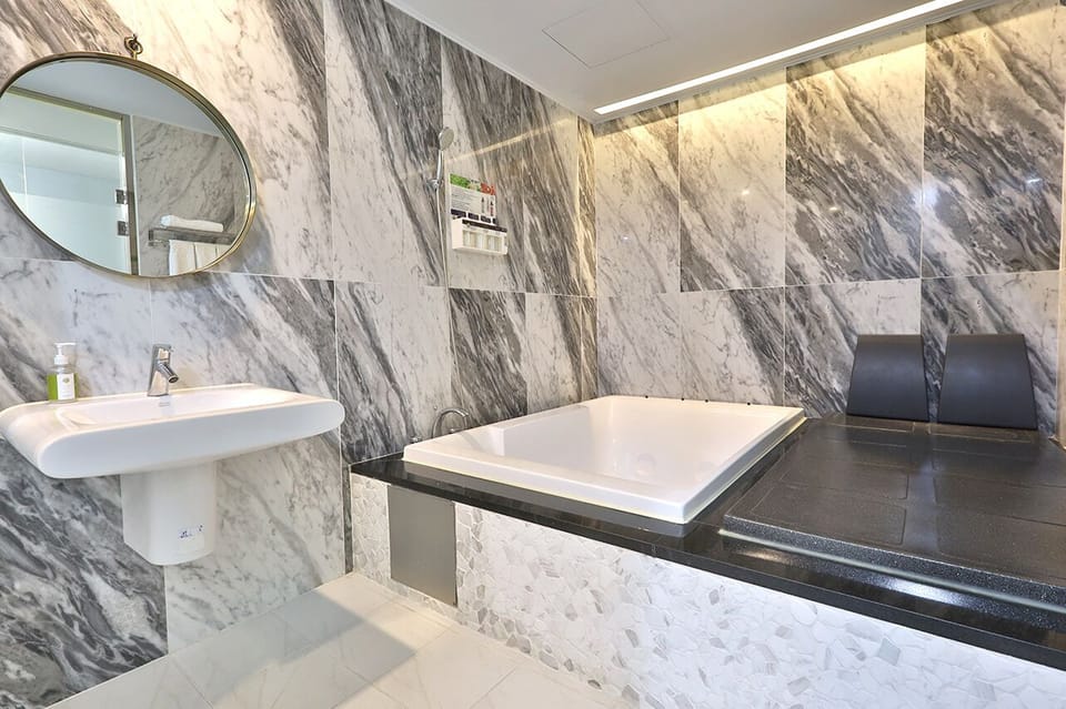 Premium Suite Twin | Bathroom | Free toiletries, hair dryer, bathrobes, slippers