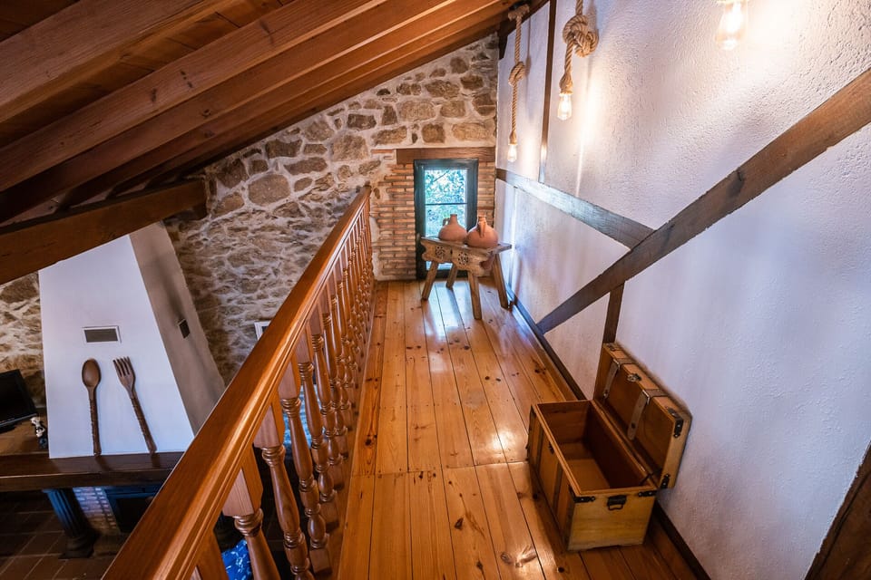 Traditional House, 3 Bedrooms, Mountain View | Living area