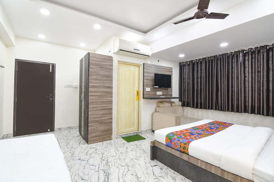 Egyptian cotton sheets, premium bedding, in-room safe, WiFi (free)