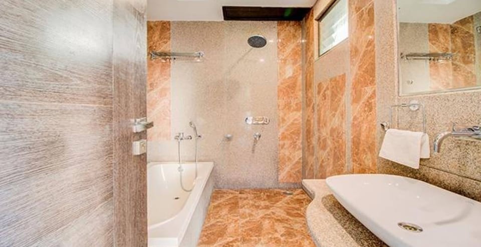 Shower, rainfall showerhead, free toiletries, towels