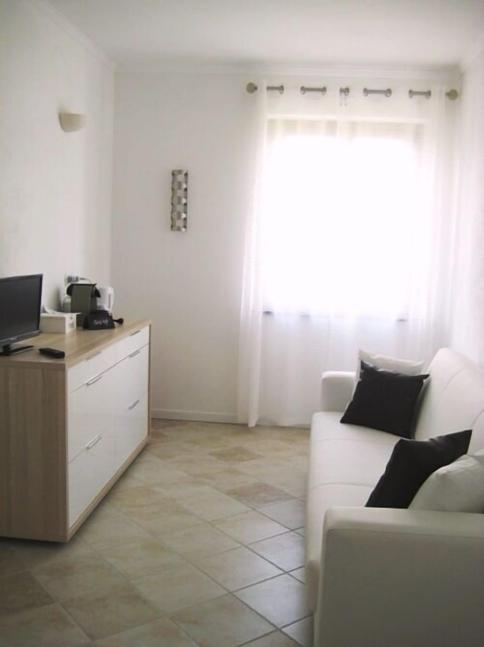 Deluxe Suite, Jetted Tub, Garden View | Living area | Flat-screen TV