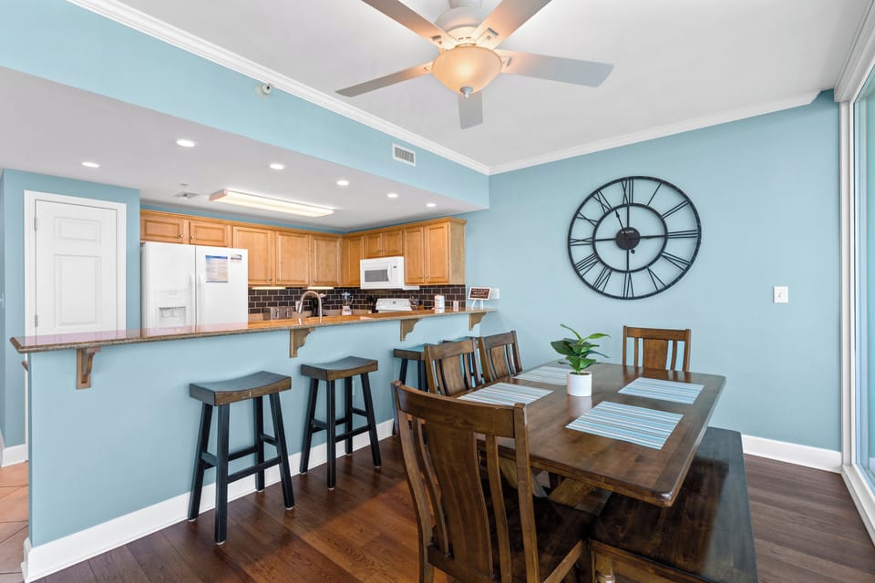 Comfort Condo, 2 Bedrooms, Balcony, Beach View | In-room dining