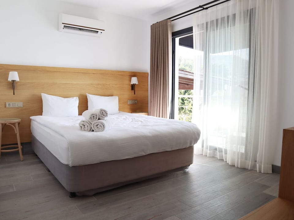 Deluxe Double Room | Desk, laptop workspace, soundproofing, free WiFi