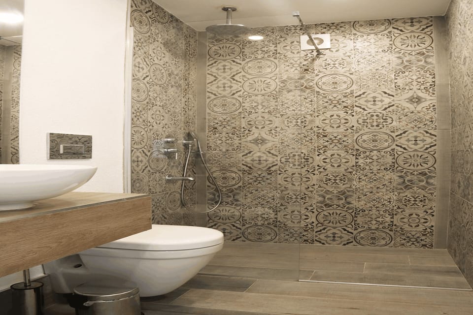 Shower, rainfall showerhead, free toiletries, hair dryer