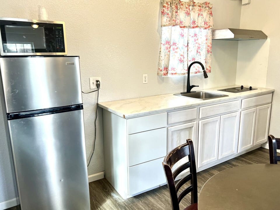 Suite, 2 Queen Beds, Kitchenette | Private kitchenette