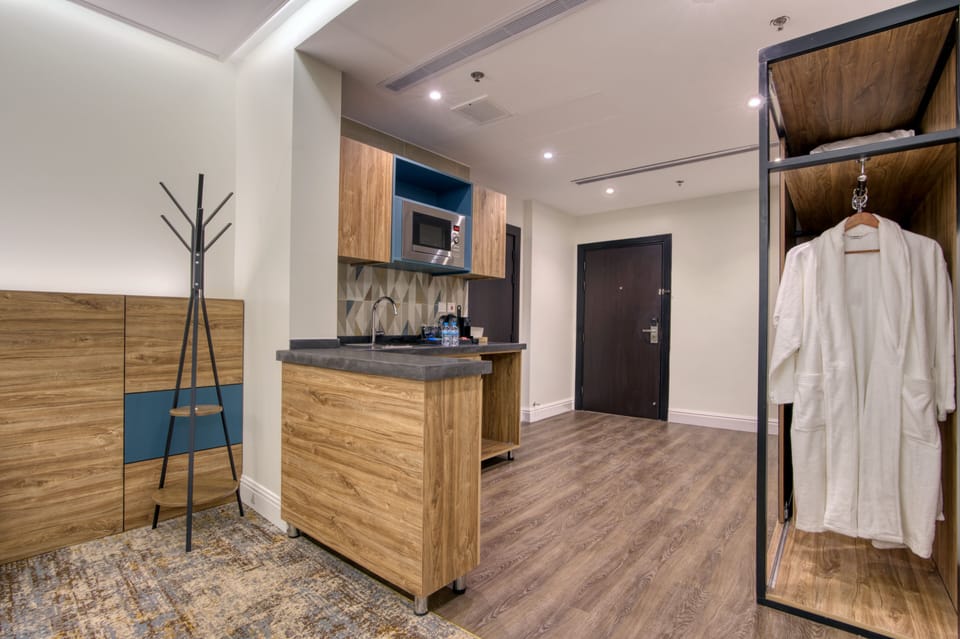 Executive Suite, 1 King Bed | Living area