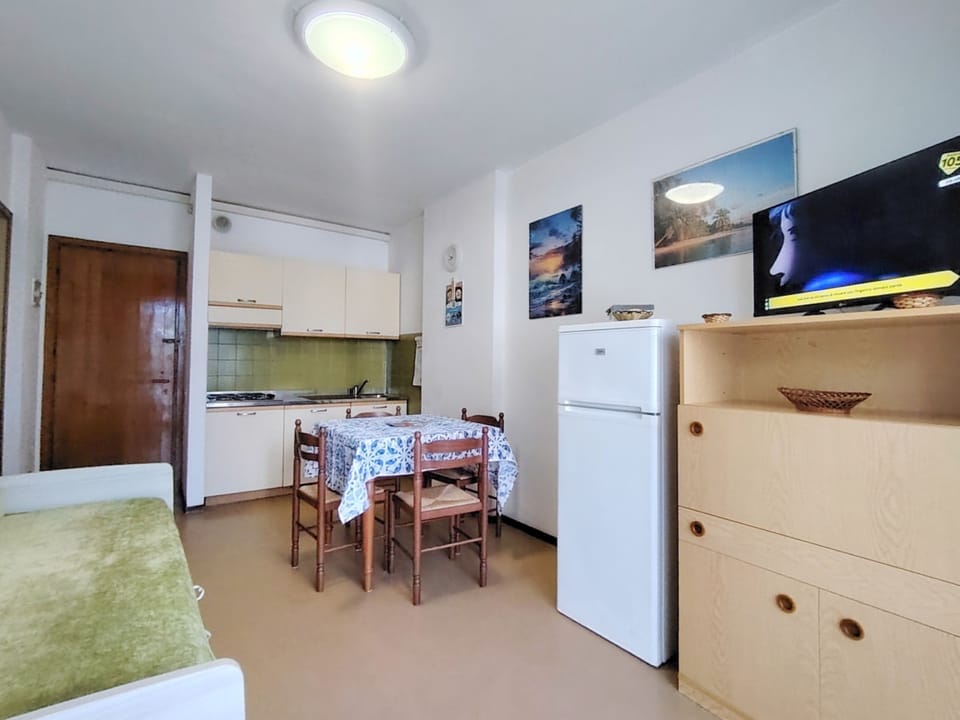Apartment, 1 Bedroom, Balcony, City View | Dining room