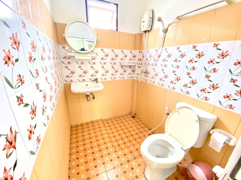 Deluxe Room | Bathroom | Shower, rainfall showerhead, bidet