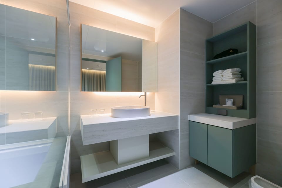 Premier Suite Twin Room | Bathroom | Designer toiletries, hair dryer, bathrobes, slippers