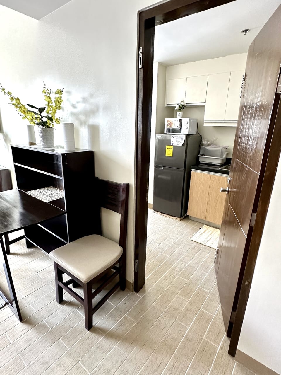 Exclusive Apartment | Living area | 55-inch flat-screen TV with digital channels, Netflix