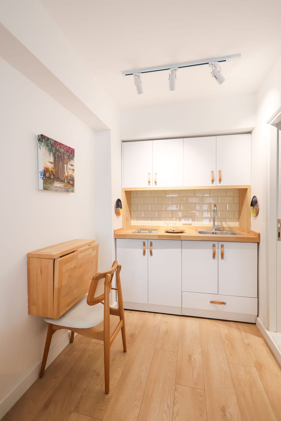 Comfort Studio Suite | Private kitchenette | Mini-fridge, electric kettle, cookware/dishes/utensils, freezer