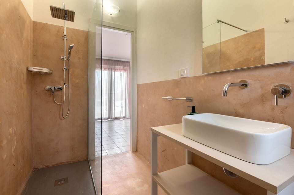 Rainfall showerhead, hair dryer, bidet, towels