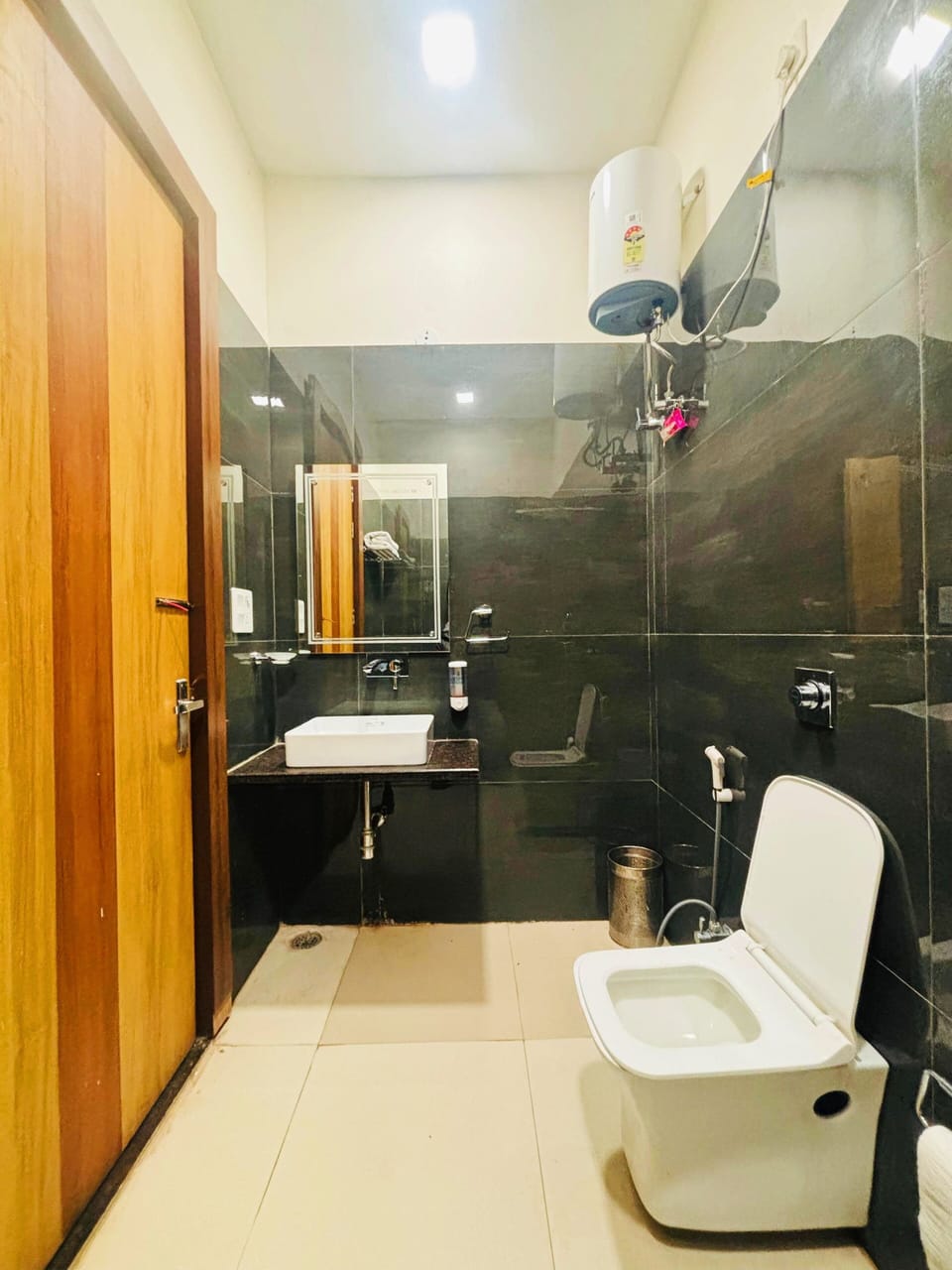Suite Room | Bathroom | Slippers